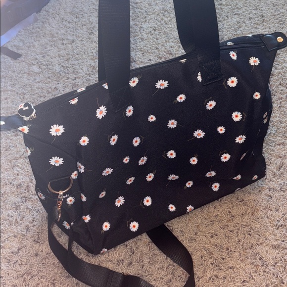 Alice + Olivia reversible bucket hat with matching weekend crossbody bag - Picture 3 of 4